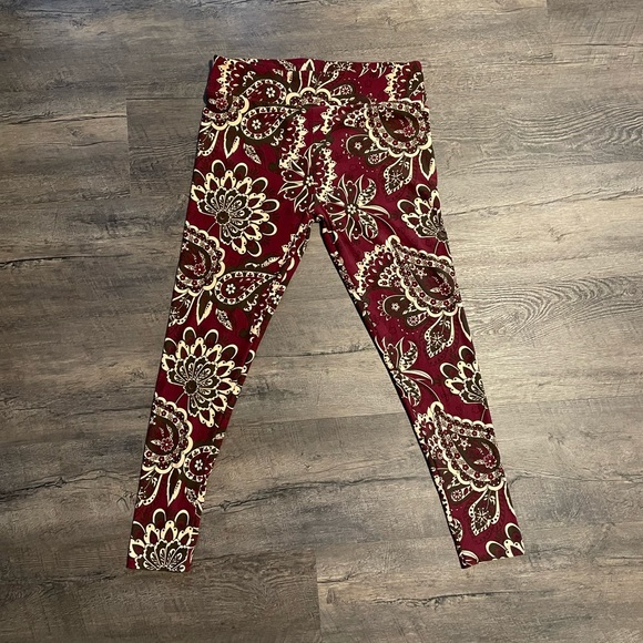 ⭐️4 for $10⭐️Maroon Paisley Leggings. Women's Size Large / XL. Buttery Soft. - Picture 3 of 5